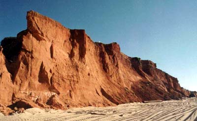 Red sand cliffs (source: DRAGAPOR - Dragagens de Portugal, S.A.).